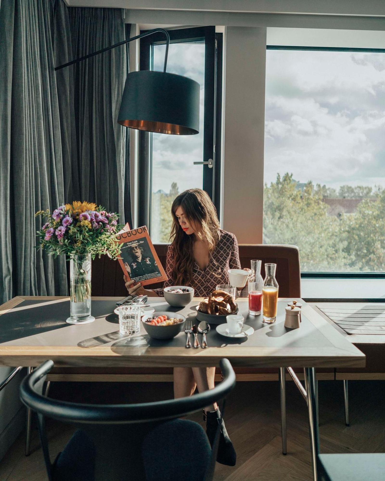 Andaz Munich Schwabinger Tor, By Hyatt Hotel Exterior foto A woman reading a magazine