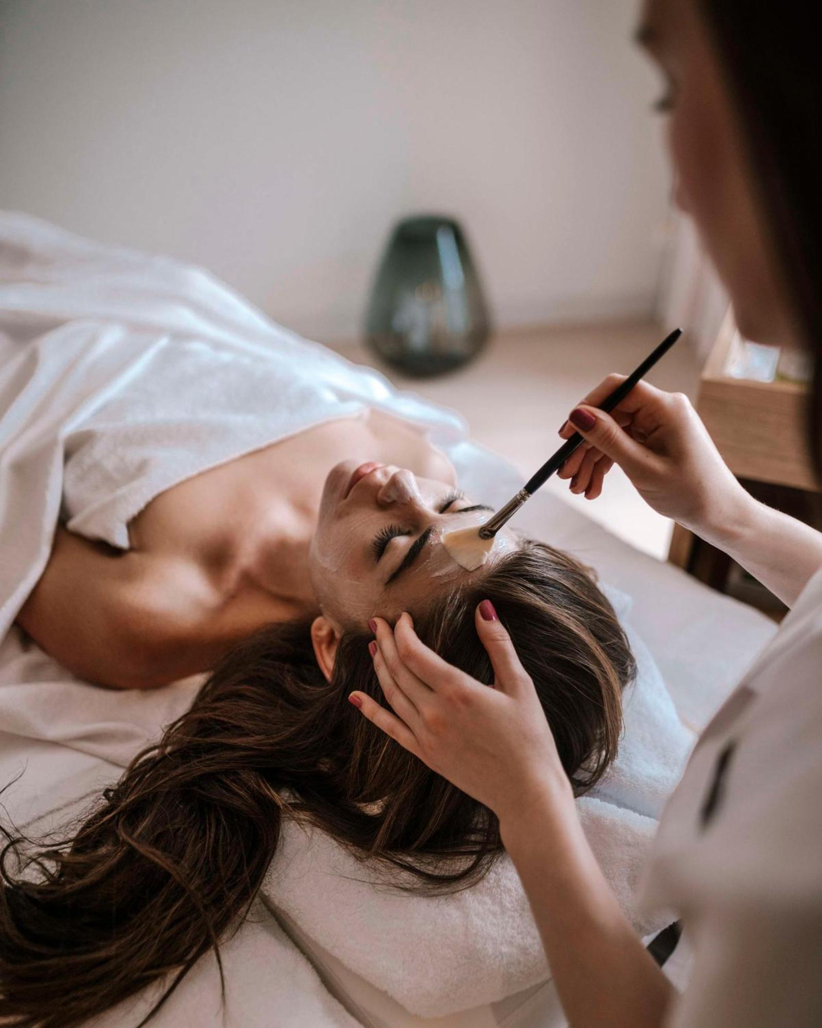 Andaz Munich Schwabinger Tor, By Hyatt Hotel Exterior foto A woman receiving a facial treatment