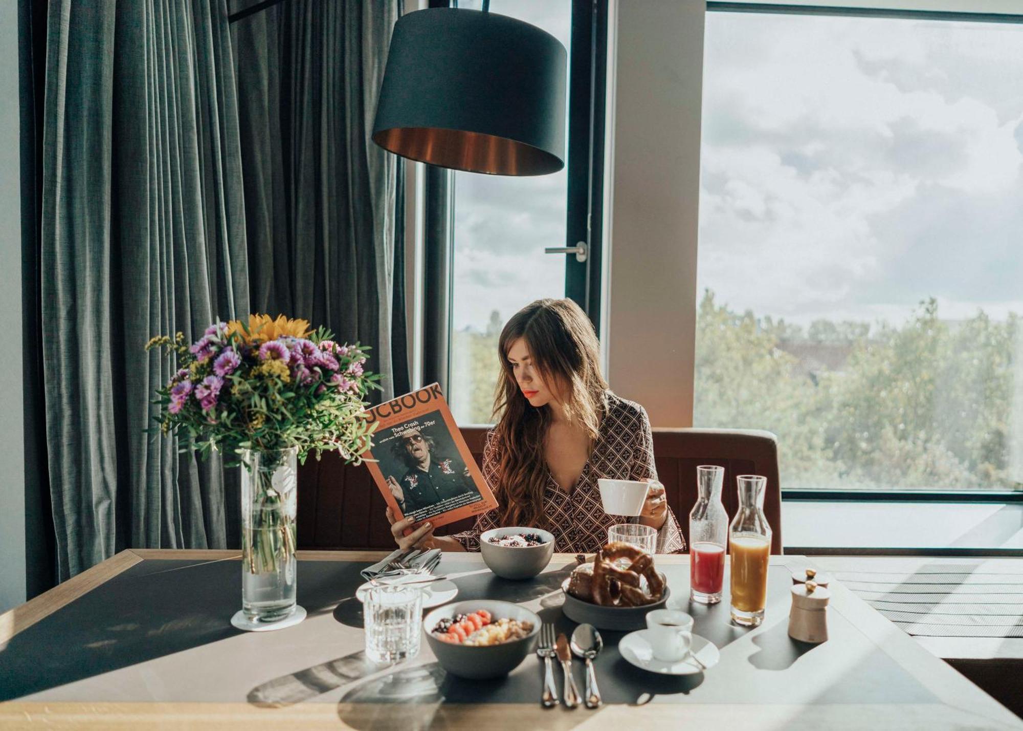 Andaz Munich Schwabinger Tor, By Hyatt Hotel Exterior foto A woman reading a magazine